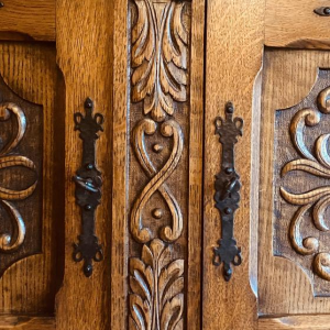 Een dressoir in renaissancestijl, vervaardigd uit rijk bewerkt massief eikenhout, 20e eeuw.