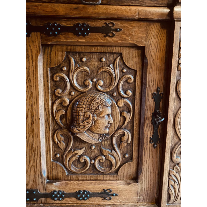 Enfilade de style Renaissance en chêne massif richement sculpté, XXe siècle