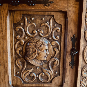 Enfilade de style Renaissance en chêne massif richement sculpté, XXe siècle