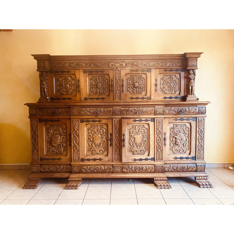 Een dressoir in renaissancestijl, vervaardigd uit rijk bewerkt massief eikenhout, 20e eeuw.