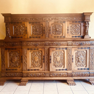 Enfilade de style Renaissance en chêne massif richement sculpté, XXe siècle