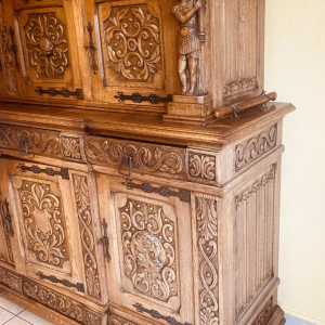 Een dressoir in renaissancestijl, vervaardigd uit rijk bewerkt massief eikenhout, 20e eeuw.