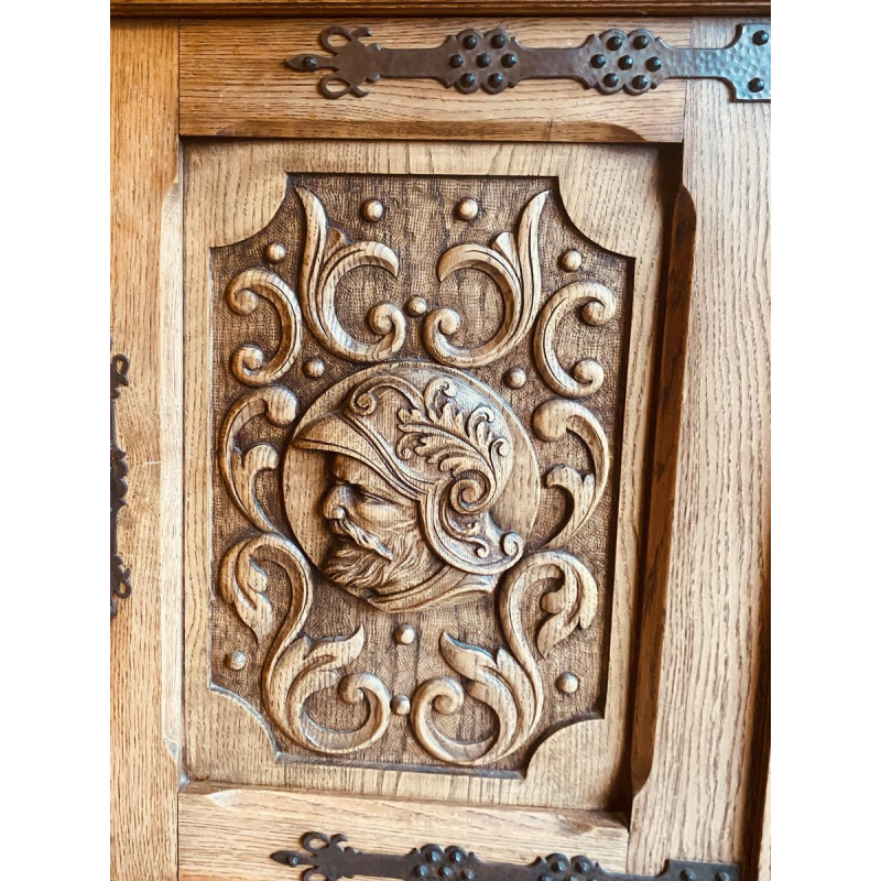 Een dressoir in renaissancestijl, vervaardigd uit rijk bewerkt massief eikenhout, 20e eeuw.