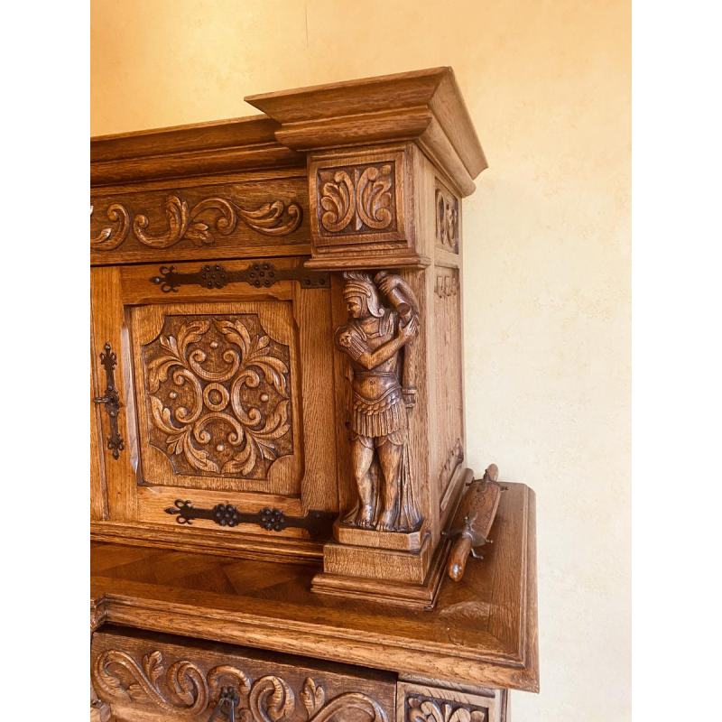 Een dressoir in renaissancestijl, vervaardigd uit rijk bewerkt massief eikenhout, 20e eeuw.