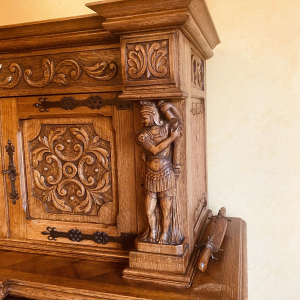 Een dressoir in renaissancestijl, vervaardigd uit rijk bewerkt massief eikenhout, 20e eeuw.