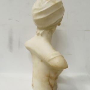 Sculpture "Buste de jeune fille" marbre sculpté blanc, XXe siècle
