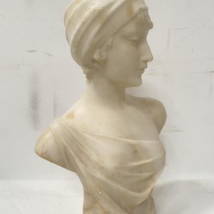 Sculpture "Buste de jeune fille" marbre sculpté blanc, XXe siècle