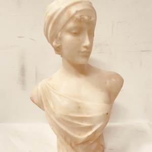 Sculpture "Buste de jeune fille" marbre sculpté blanc, XXe siècle