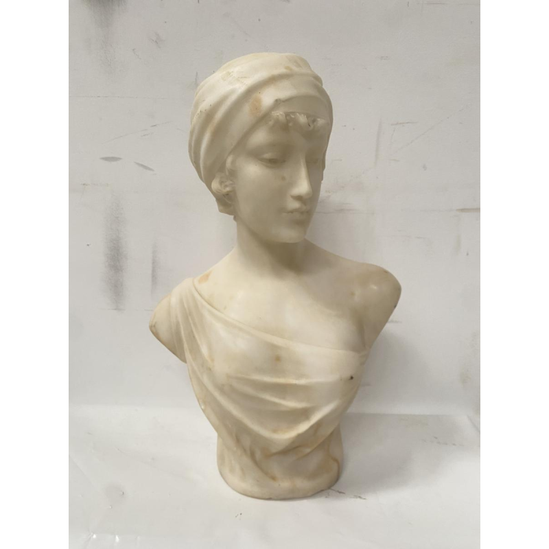 Sculpture "Buste de jeune fille" marbre sculpté blanc, XXe siècle