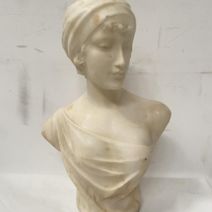 Sculpture "Buste de jeune fille" marbre sculpté blanc, XXe siècle
