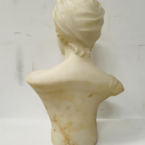 Sculpture "Buste de jeune fille" marbre sculpté blanc, XXe siècle