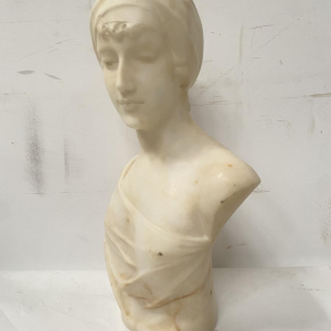 Sculpture "Buste de jeune fille" marbre sculpté blanc, XXe siècle