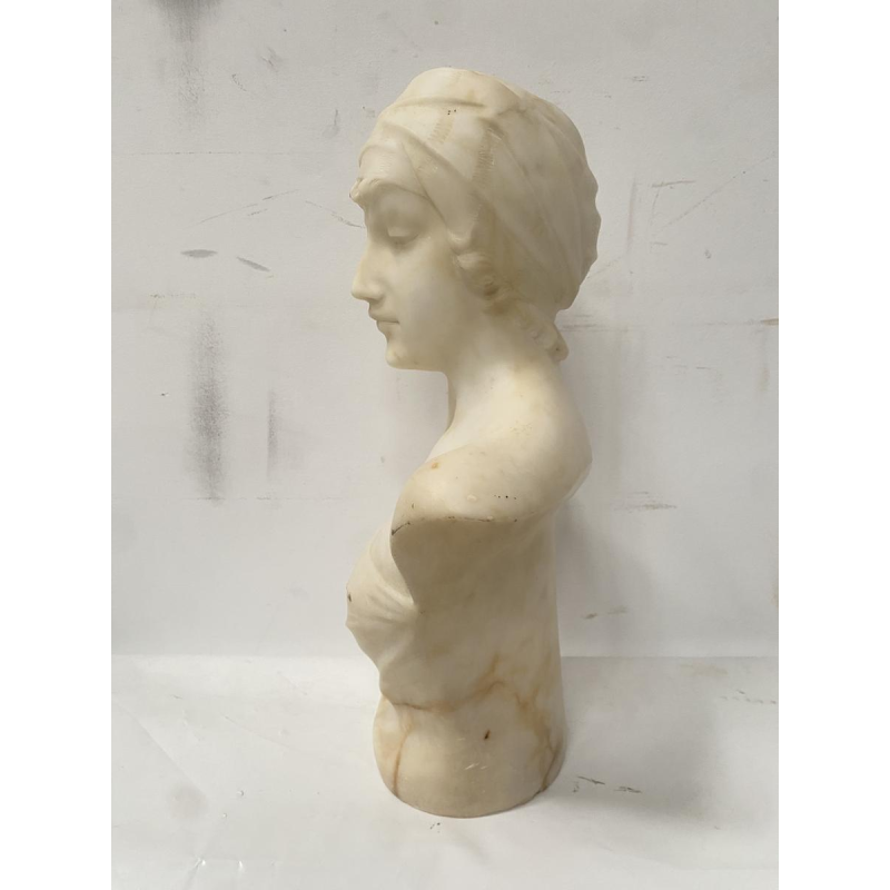 Sculpture "Buste de jeune fille" marbre sculpté blanc, XXe siècle