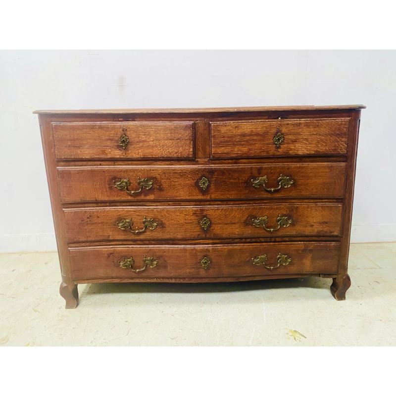 Commode in Lodewijk XV-stijl van massief eikenhout met vijf laden, 18e eeuw.