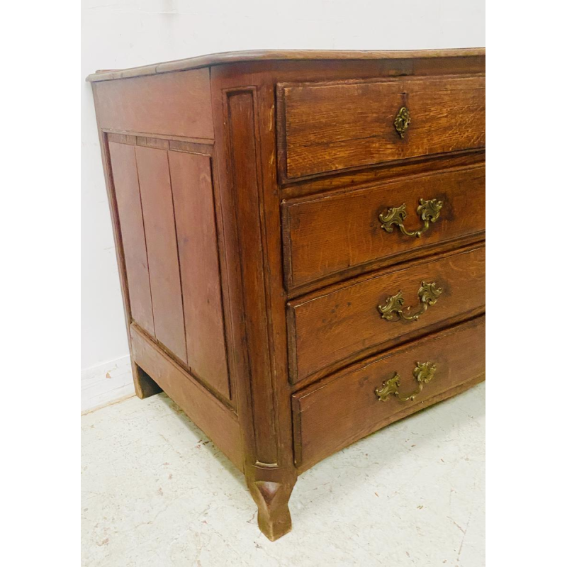 Commode in Lodewijk XV-stijl van massief eikenhout met vijf laden, 18e eeuw.
