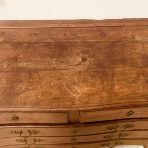 Commode Louis XV en chêne massif comportant cinq tiroirs, XVIIIe siècle