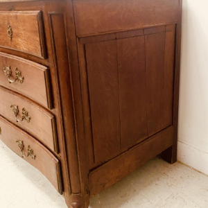 Commode in Lodewijk XV-stijl van massief eikenhout met vijf laden, 18e eeuw.