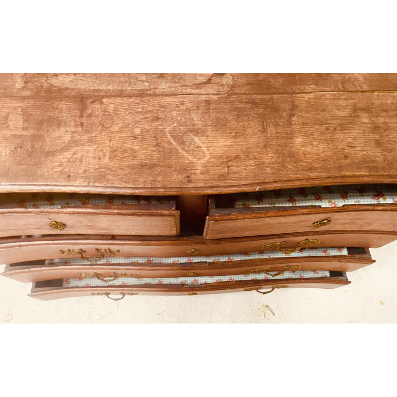 Commode in Lodewijk XV-stijl van massief eikenhout met vijf laden, 18e eeuw.