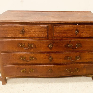 Commode in Lodewijk XV-stijl van massief eikenhout met vijf laden, 18e eeuw.