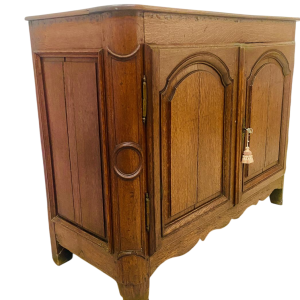 Dressoir met twee geprofileerde deuren in kapelstijl, massief eikenhouten blad, 18e eeuw