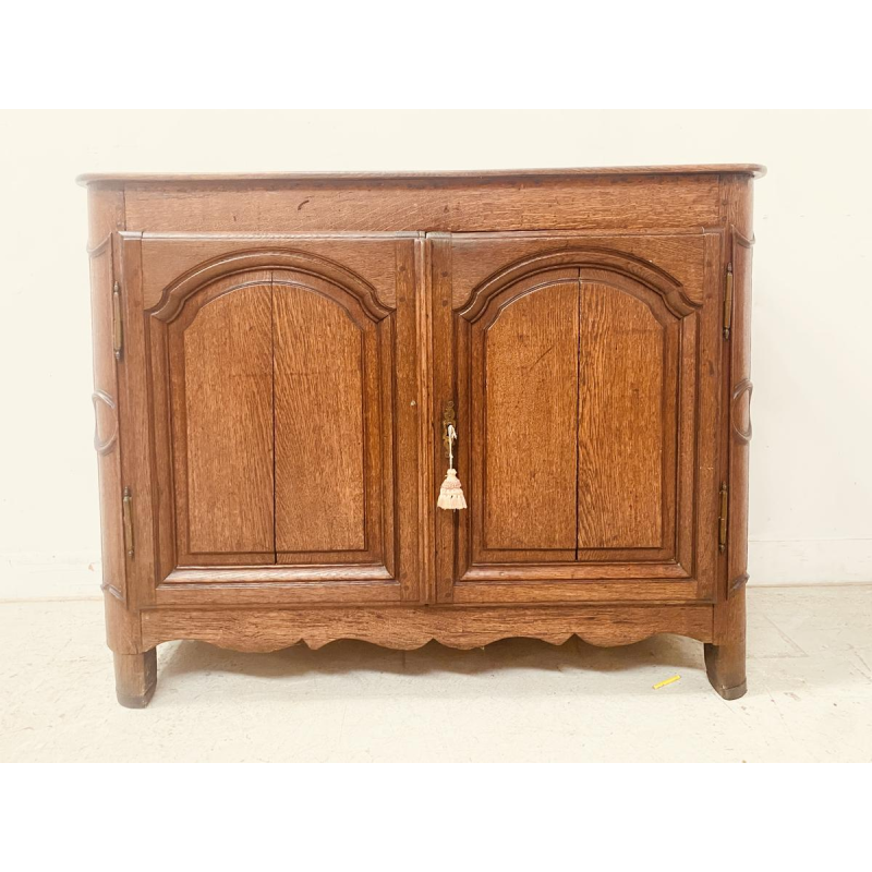 Dressoir met twee geprofileerde deuren in kapelstijl, massief eikenhouten blad, 18e eeuw