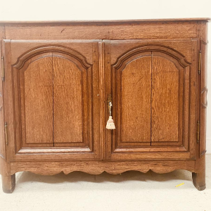 Dressoir met twee geprofileerde deuren in kapelstijl, massief eikenhouten blad, 18e eeuw