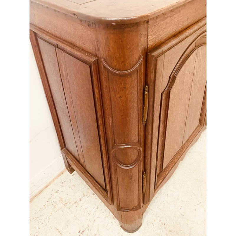 Dressoir met twee geprofileerde deuren in kapelstijl, massief eikenhouten blad, 18e eeuw