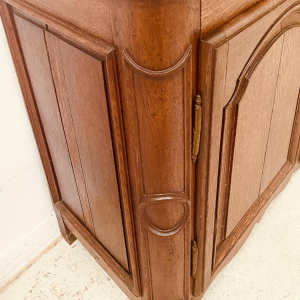 Dressoir met twee geprofileerde deuren in kapelstijl, massief eikenhouten blad, 18e eeuw