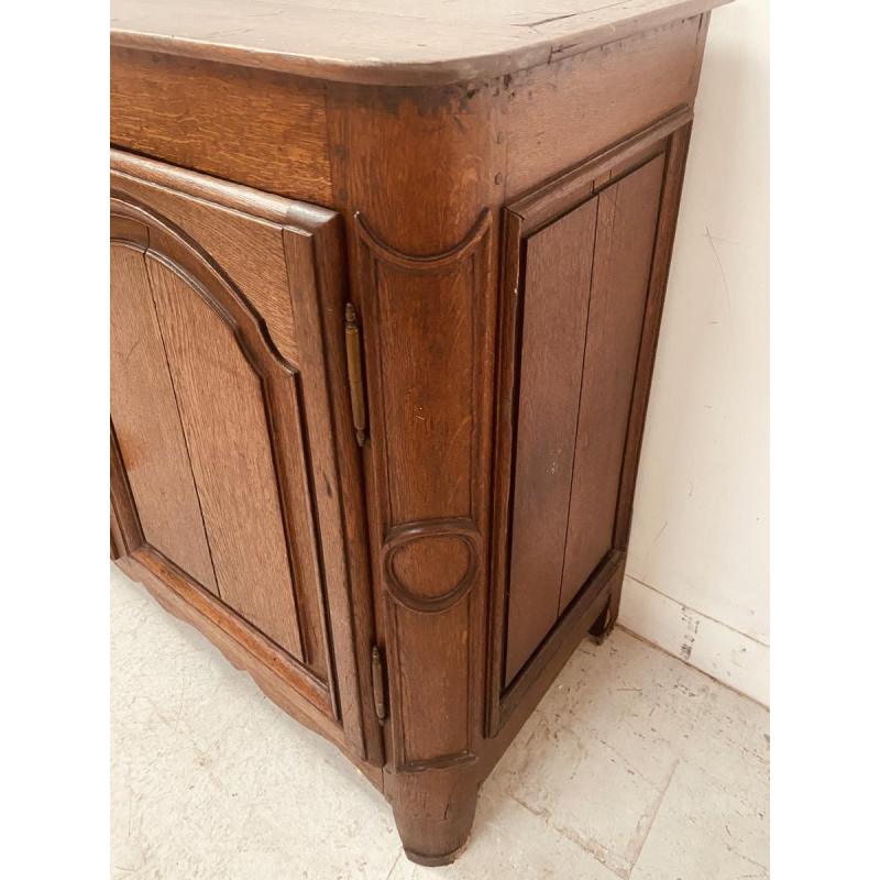 Dressoir met twee geprofileerde deuren in kapelstijl, massief eikenhouten blad, 18e eeuw