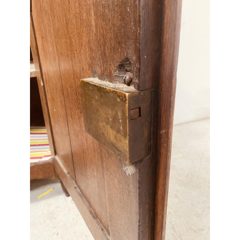 Dressoir met twee geprofileerde deuren in kapelstijl, massief eikenhouten blad, 18e eeuw