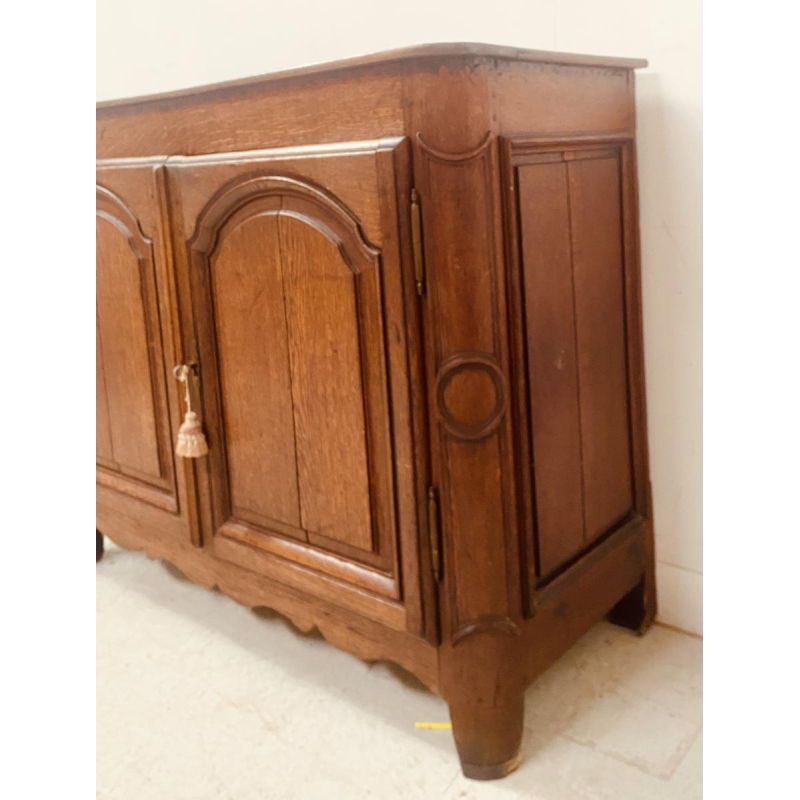 Dressoir met twee geprofileerde deuren in kapelstijl, massief eikenhouten blad, 18e eeuw