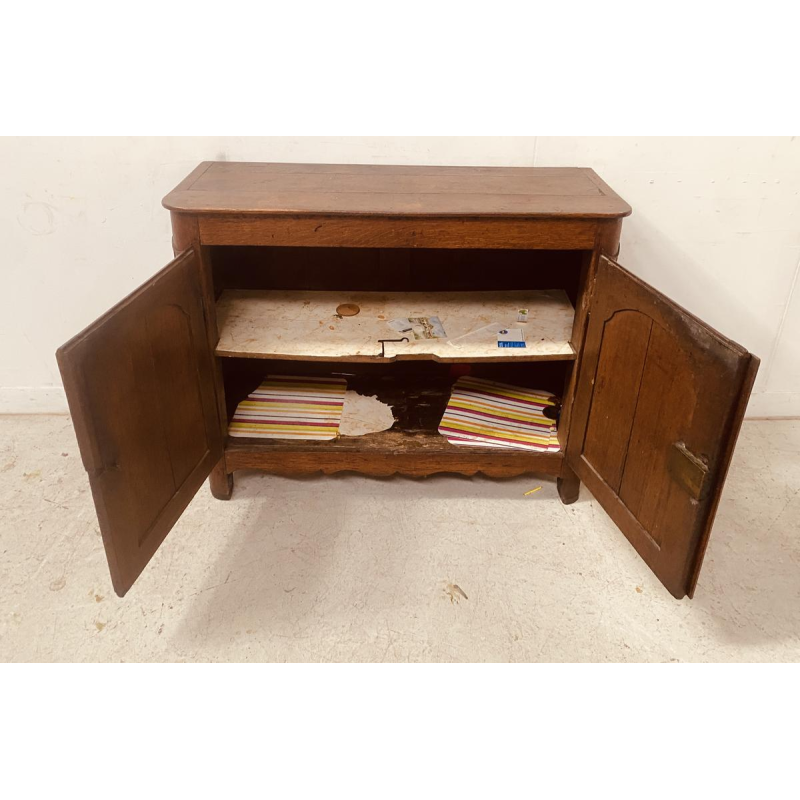 Dressoir met twee geprofileerde deuren in kapelstijl, massief eikenhouten blad, 18e eeuw