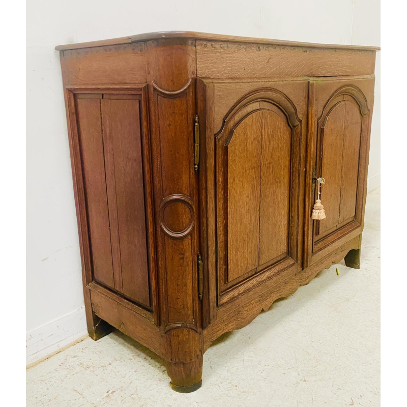 Dressoir met twee geprofileerde deuren in kapelstijl, massief eikenhouten blad, 18e eeuw