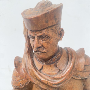 Beeldhouwwerk met twee prominente figuren, gesneden uit hout, 20e eeuw