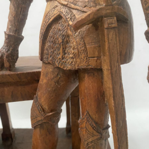 Beeldhouwwerk met twee prominente figuren, gesneden uit hout, 20e eeuw