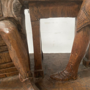 Beeldhouwwerk met twee prominente figuren, gesneden uit hout, 20e eeuw