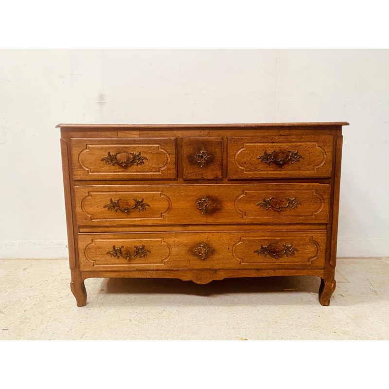 Commode Louis XV en chêne clair massif comportant cinq tiroirs, XVIII siècle