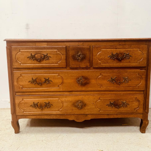 Commode in Lodewijk XV-stijl van massief licht eikenhout met vijf laden, 18e eeuw.