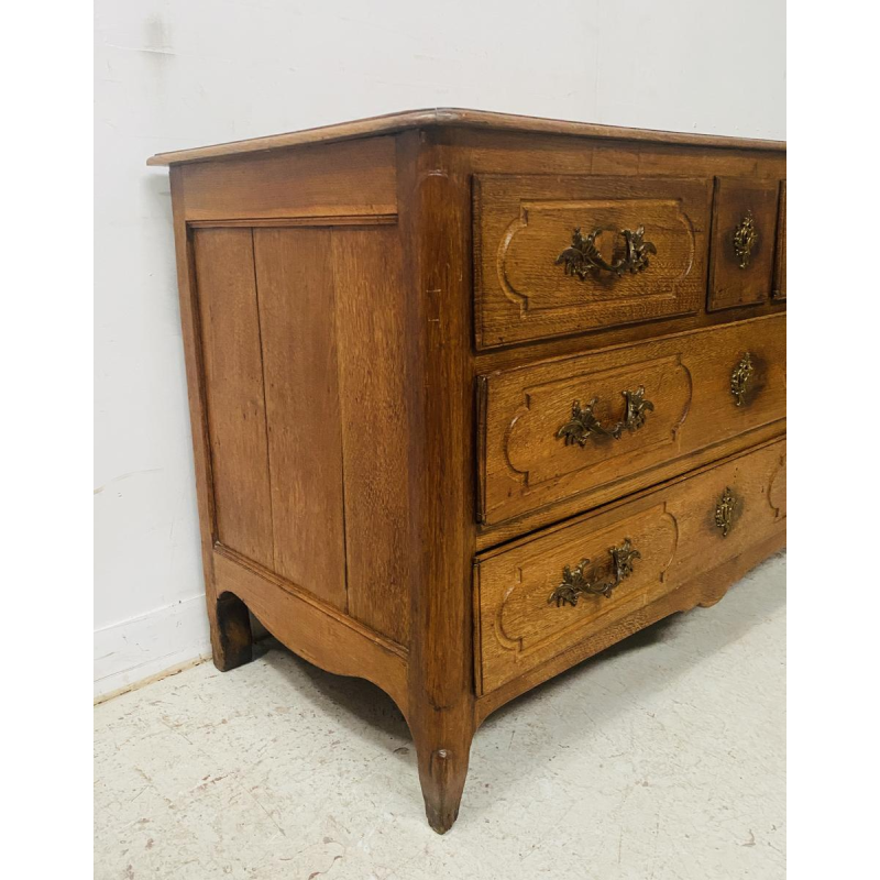 Commode Louis XV en chêne clair massif comportant cinq tiroirs, XVIII siècle