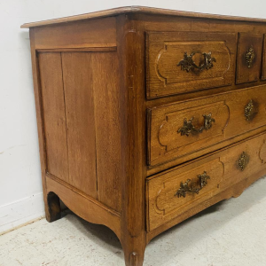 Commode Louis XV en chêne clair massif comportant cinq tiroirs, XVIII siècle