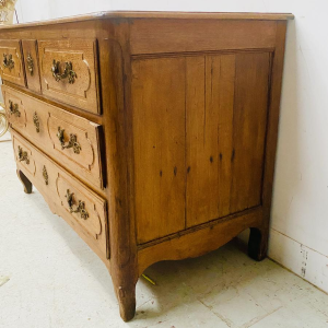 Commode Louis XV en chêne clair massif comportant cinq tiroirs, XVIII siècle