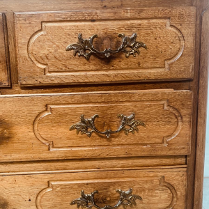 Commode in Lodewijk XV-stijl van massief licht eikenhout met vijf laden, 18e eeuw.