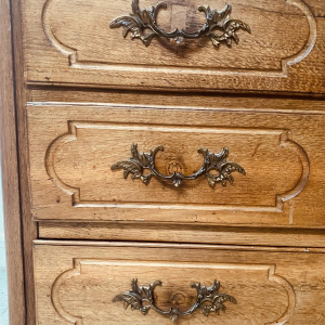 Commode Louis XV en chêne clair massif comportant cinq tiroirs, XVIII siècle