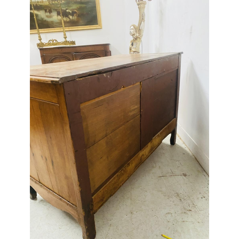 Commode in Lodewijk XV-stijl van massief licht eikenhout met vijf laden, 18e eeuw.