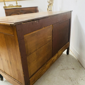 Commode in Lodewijk XV-stijl van massief licht eikenhout met vijf laden, 18e eeuw.