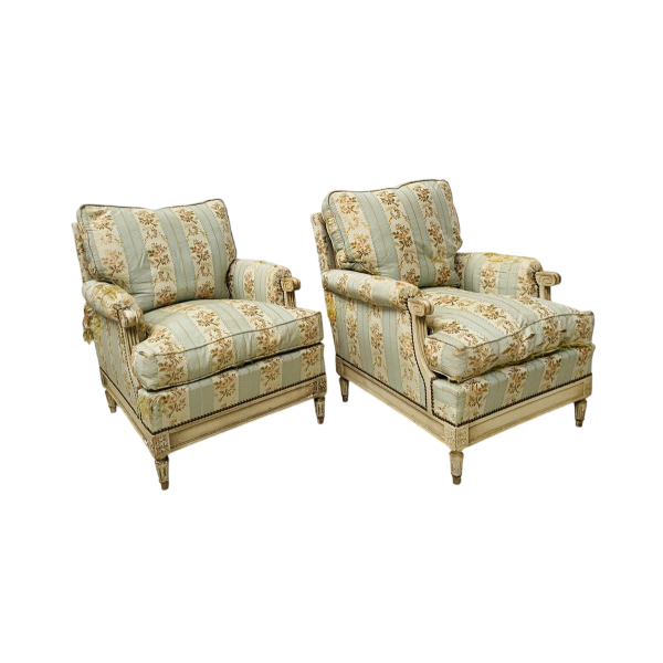 Paire de fauteuils de style Louis XVI en hêtre patiné à l'antique, XXᵉ siècle