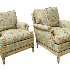 Een paar fauteuils in Lodewijk XVI-stijl van antiek gepatineerd beukenhout, 20e eeuw.