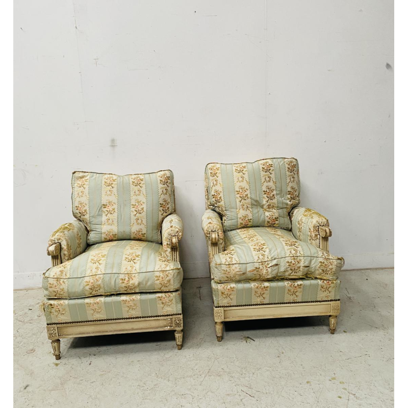 Een paar fauteuils in Lodewijk XVI-stijl van antiek gepatineerd beukenhout, 20e eeuw.