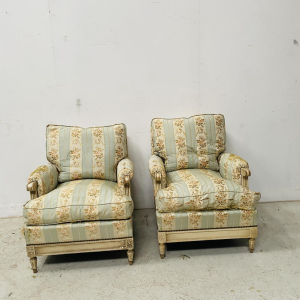 Paire de fauteuils de style Louis XVI en hêtre patiné à l'antique, XXᵉ siècle