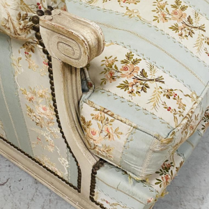 Paire de fauteuils de style Louis XVI en hêtre patiné à l'antique, XXᵉ siècle